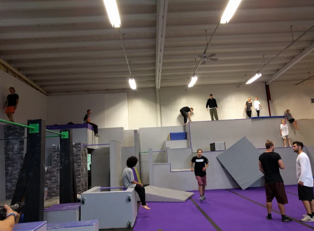 Hinder och mattor i parkourhallen i Alingsås